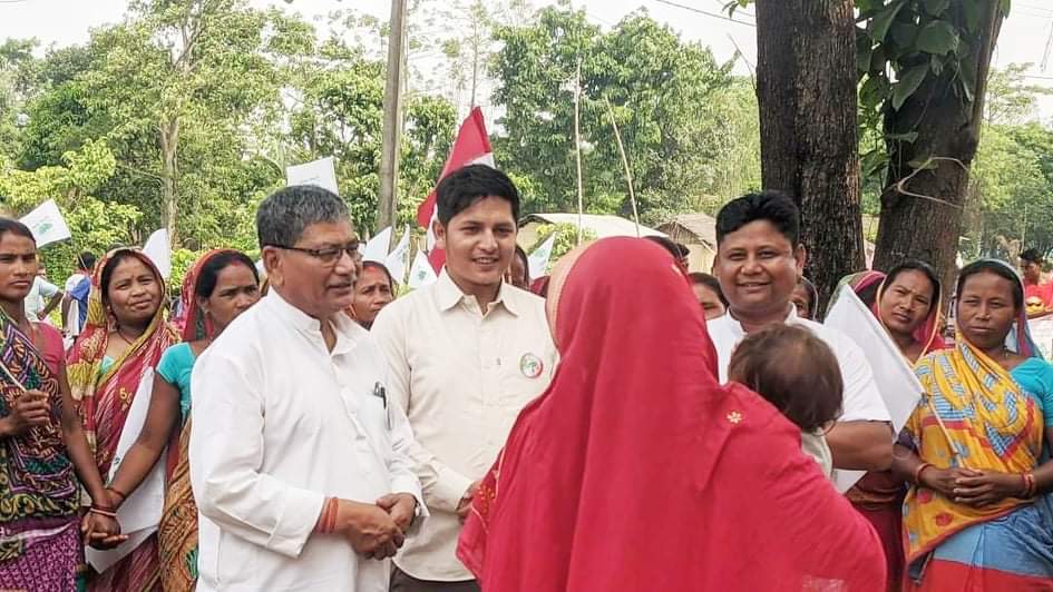 युवा नेता अनोज चौधरीले आफ्नो बुबाको सपना साकार गरन राजनितिकमा हुमिए ।