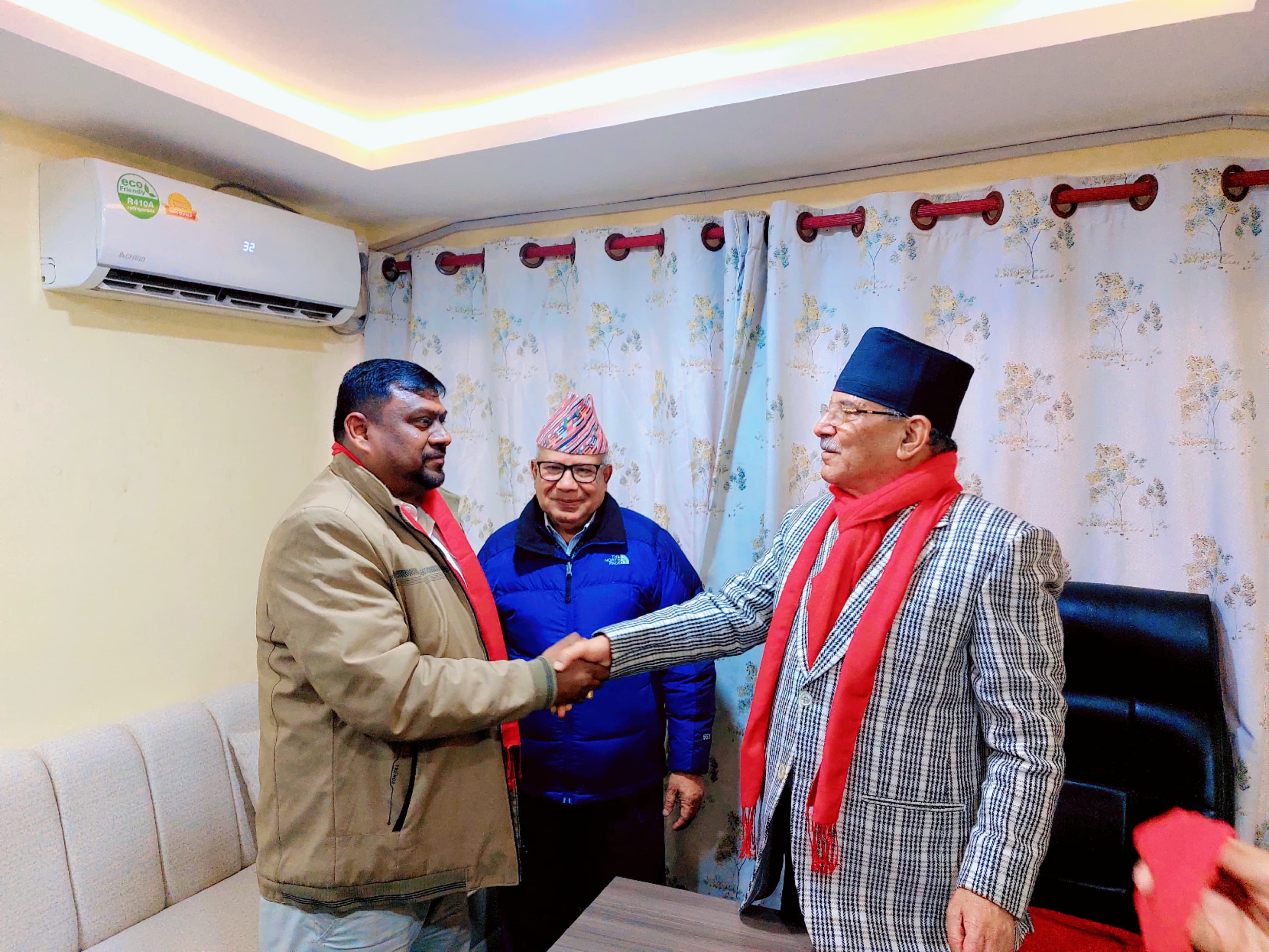 पत्रकार विजय कुशवाहा नेकपामा प्रवेश, पुर्व प्रधानमन्त्रीद्वयले गरे पार्टीमा स्वागत 