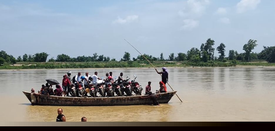 १५ वर्ष बितिसक्दा पनि बनेन कमला नदीको पुल, डुङ्गाको भरमा जोखिमपूर्ण यात्रा