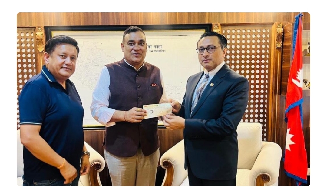 भोटेकोशी बाढीपीडितका लागि जगदम्बा इन्टरप्राइजेजको ५१ लाख सहयोग, निर्देशक रुङ्गटाद्वारा अर्थमन्त्री वाग्लेलाई चेक हस्तान्तरण