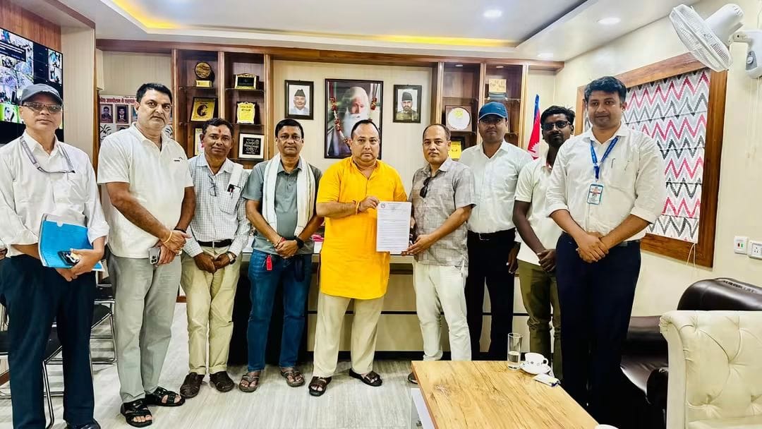 मुख्य सडकको विद्युत् तार भूमिगत गर्न बजेट माग गर्दै सडक डिभिजन प्रमुखलाई मेयर सिंहले बुझाए पत्र