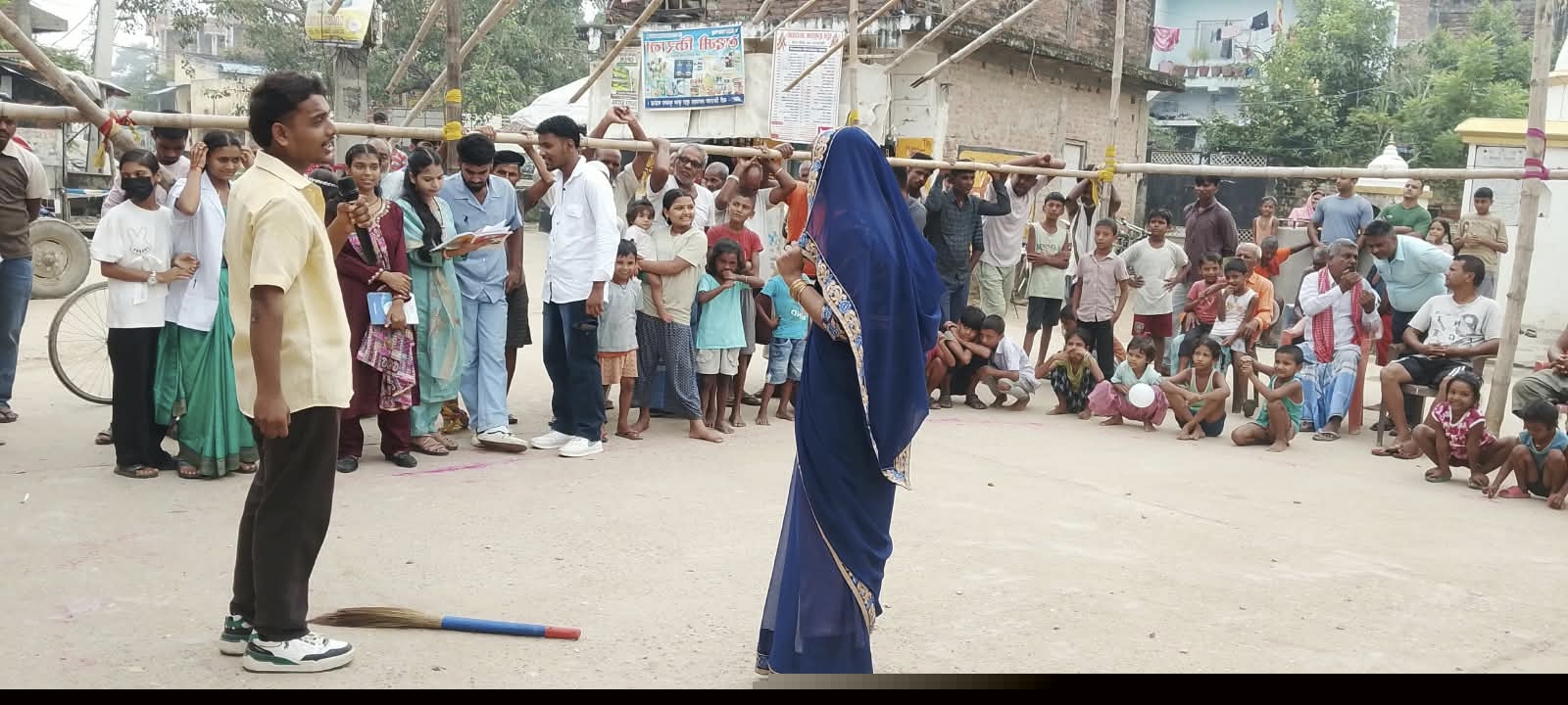 हेरचाहको जिम्मेवारी बाँड्न अलौ र मनियारीमा सडक नाटक