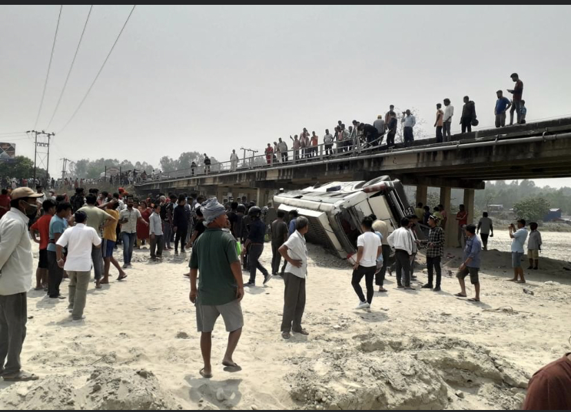 वीरगञ्जबाट जनकपुरधाम आउँदै गरेको बस दुर्घटनामा परेर मृत्यु भएकामध्ये दुईको सनाखत (घाइतेको नामसहित)