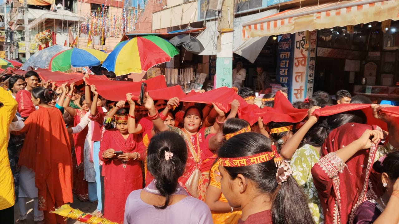 दसैँको पहिलो दिन वीरगञ्जमा १५१ मिटर लामो चुनरी यात्रा