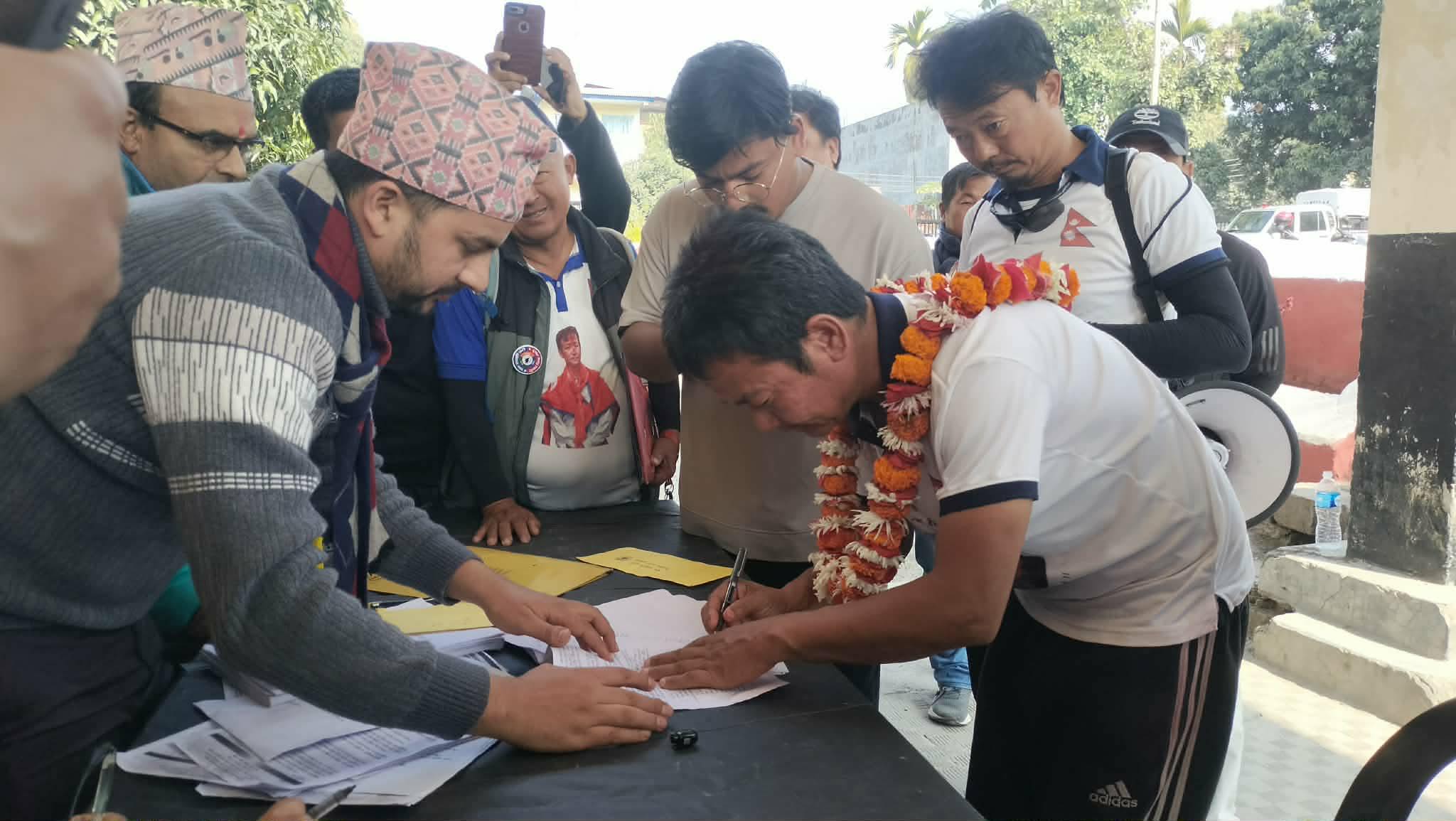 हर्क सम्पाङले गराए उम्मेदवारी दर्ता