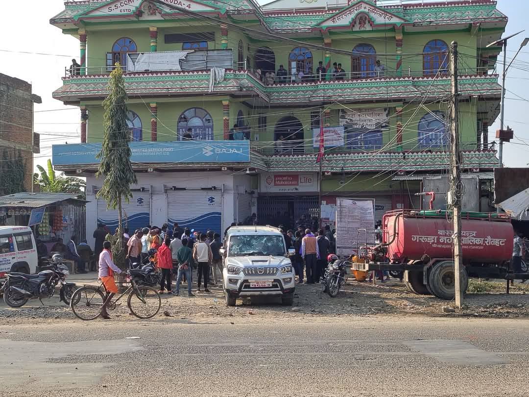 शिक्षक सरुवाको विषयले विद्यार्थी आक्रोशित, नगरपालिकामा तोडफोड,  लाखौँको क्षति