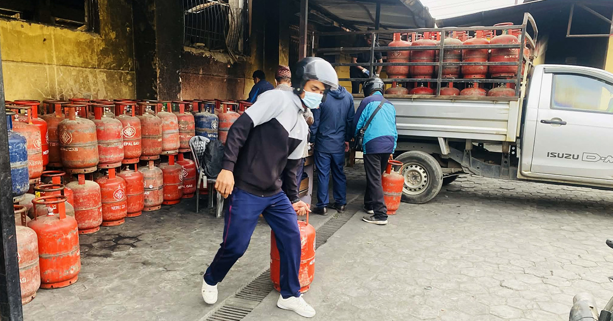 आधा ग्यास भरिएको सिलिन्डर वितरण हुने