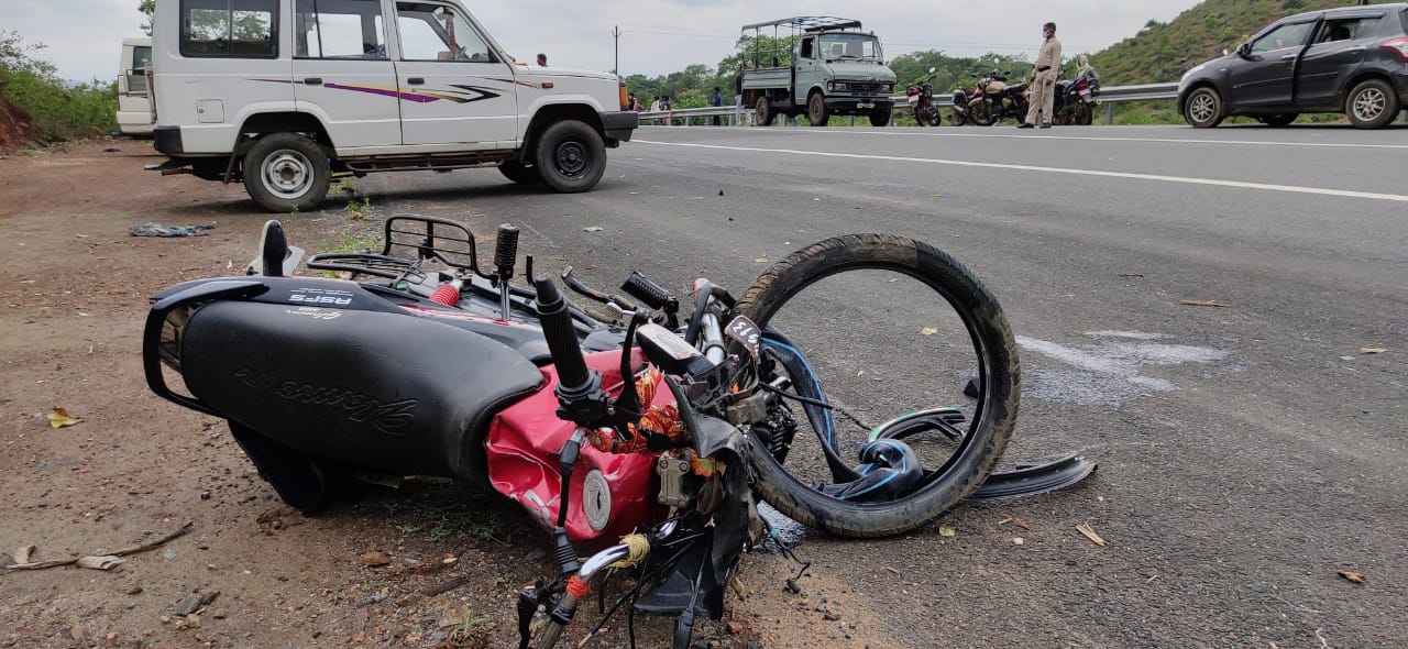 सर्लाहीको हरिवनमा कारले ठक्कर दिदा मोटरसाइकल चलाकको मृत्यु ।