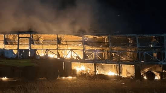 कर्नाटकमा बस र ट्रक ठक्कर खाँदा आगलागी, एक दर्जन जनाभन्दा बढीको मृत्यु भएको आशङ्का