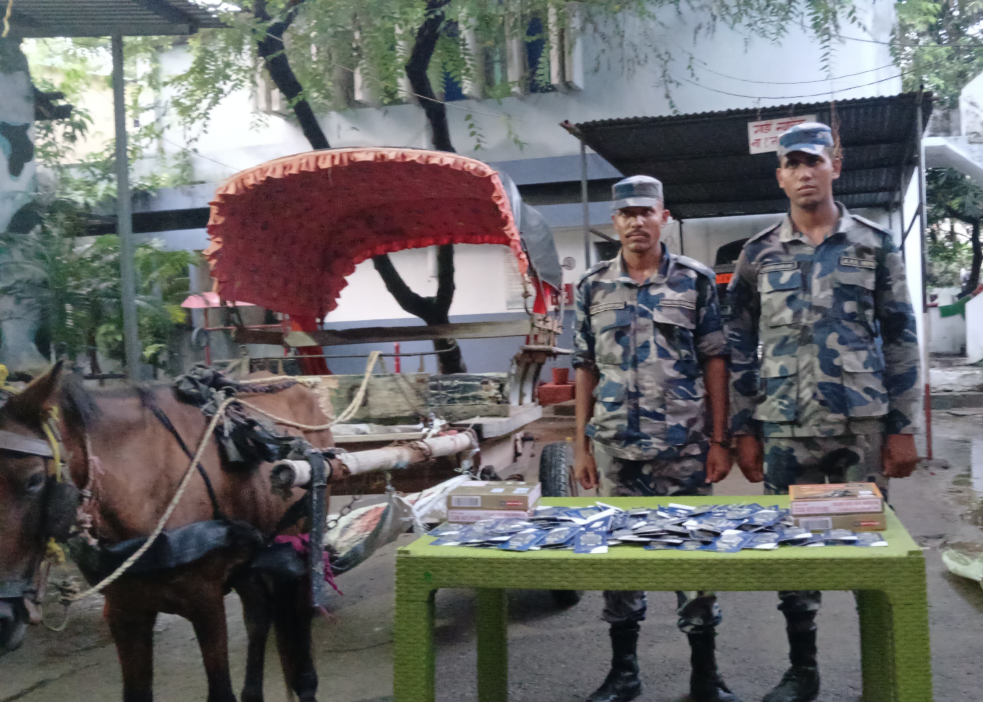 टाङ्गामा लुकाईछिपाई ल्याइँदै गरेका करिब रु. १ लाखभन्दा बढी मूल्यका सामान भन्सारमा बरामद
