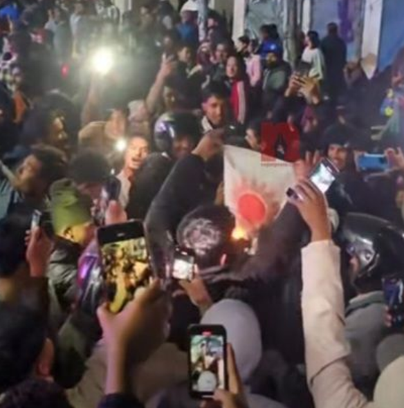 रास्वपा कार्यकर्ताले एमालेको झण्डा जलाएपछि चौतर्फी आलोचना, कडा प्रतिकार गर्ने एमालेको चेतावनी