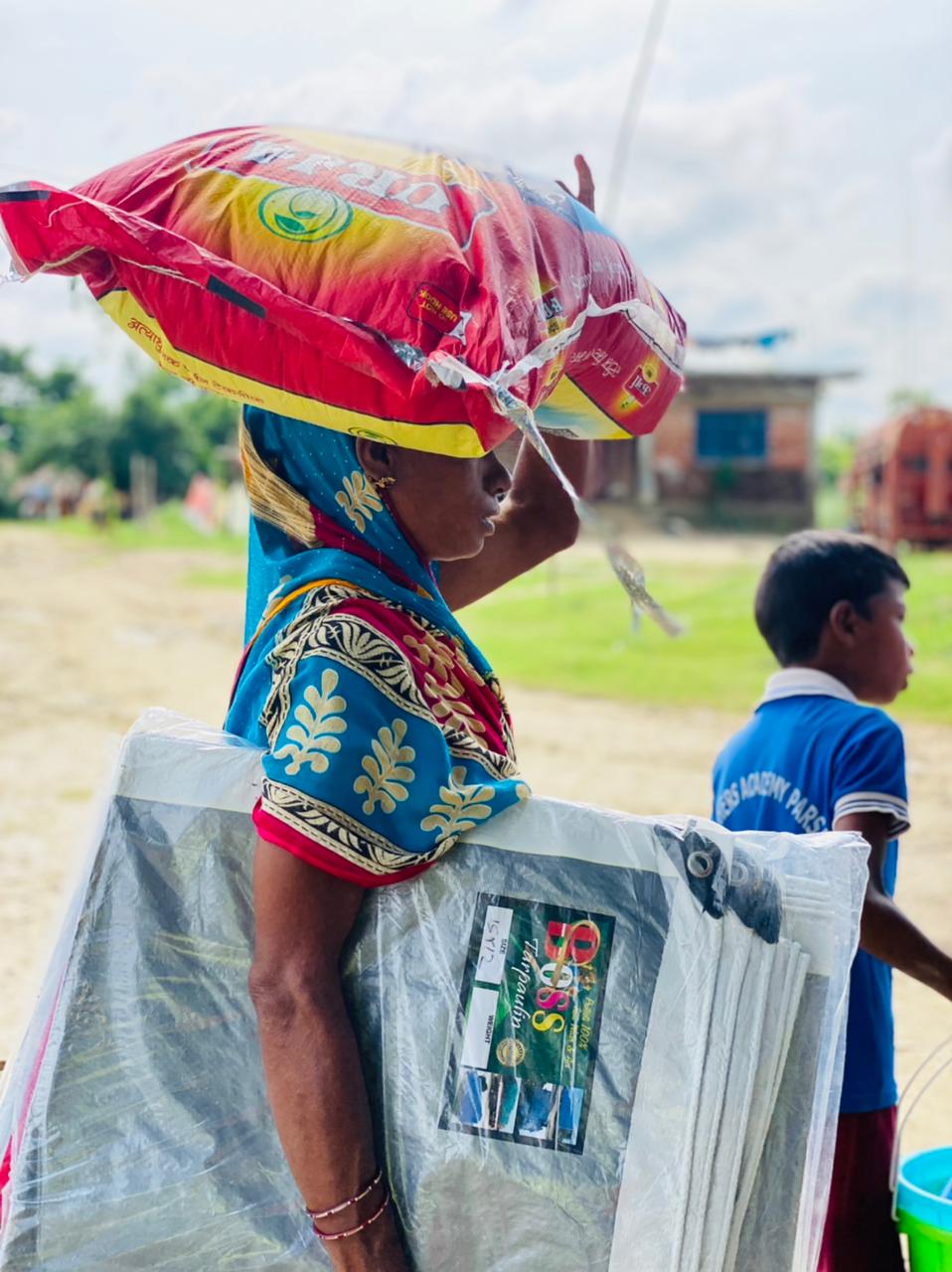 पर्साको जिराभवानी गाउँपालिकामा बाढी पिडितहरुलाई राहत वितरण।