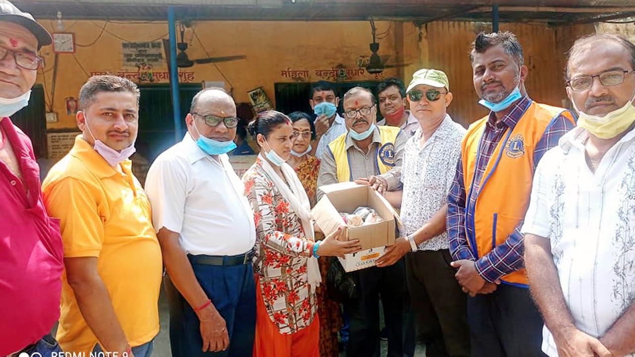 लायन्स क्लब अफ वीरगंज मिलेनियमले महिला कैदी बन्दीहरुलाई तीजको दर खुवायो।