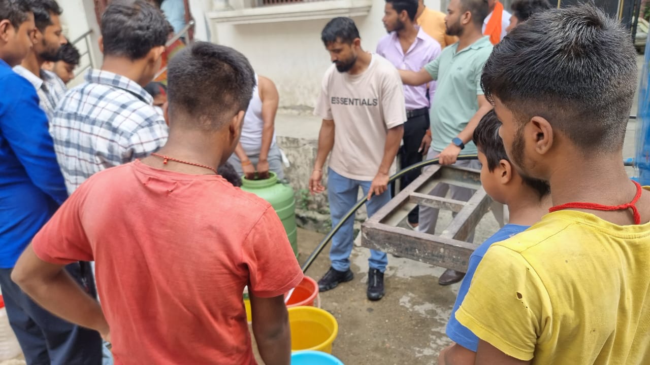 निरन्तर चौथो दिन पानी वितरण गर्दै युवा नेता गुप्ता ।