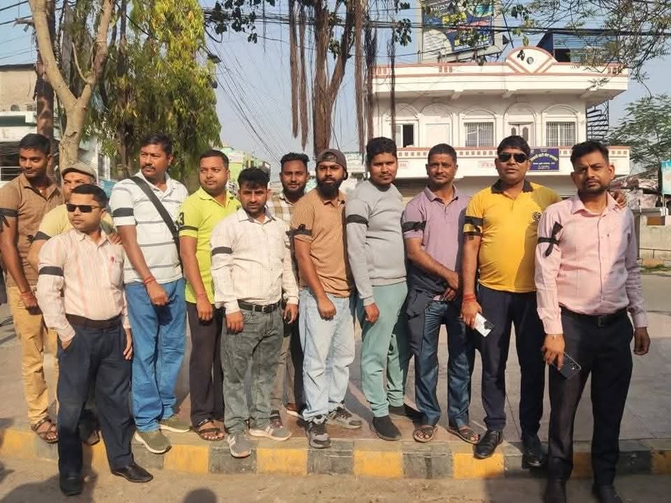 पत्रकार रजकको लागि न्याय माग्दै पर्साका पत्रकारहरूद्वारा हातमा कालो पट्टी बाँधेर प्रदर्शन