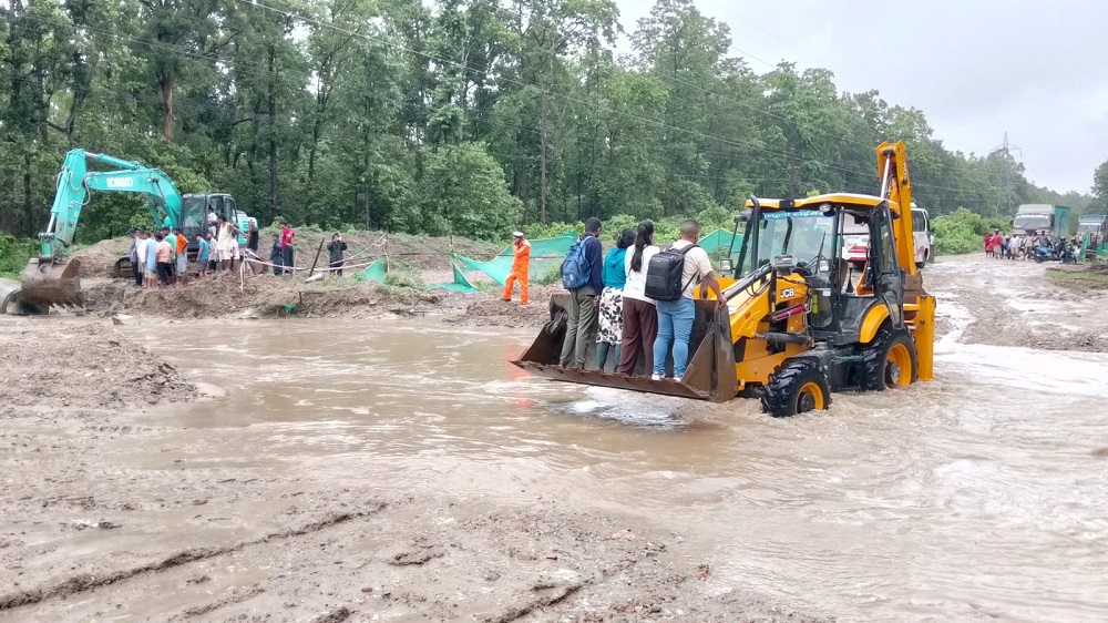 अविरल वर्षाले पूर्वपश्चिम लोकमार्ग अवरुद्ध