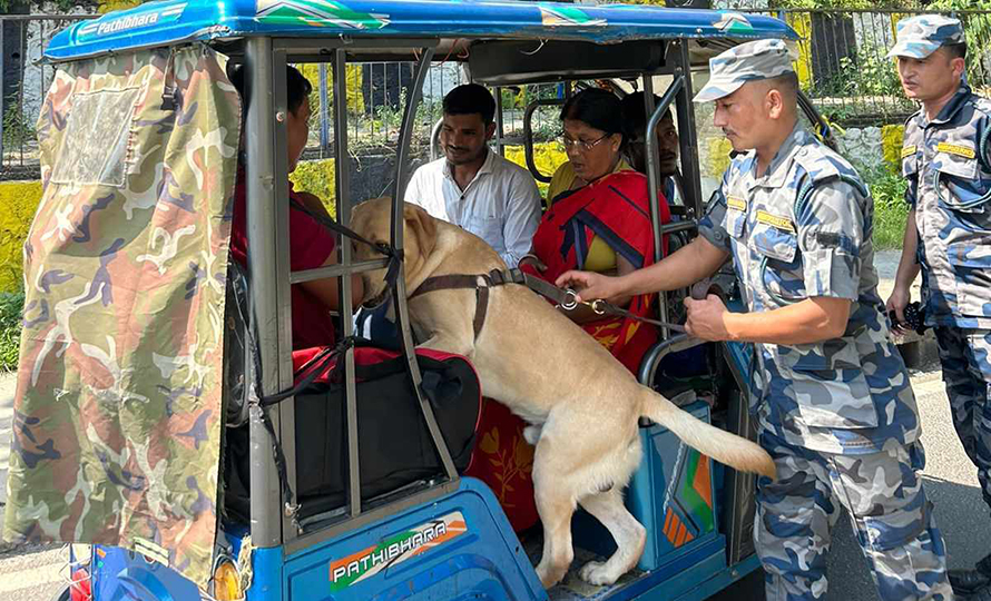वीरगञ्ज नाकामा सशस्त्र प्रहरीको तालिम प्राप्त कुकुर परिचालन
