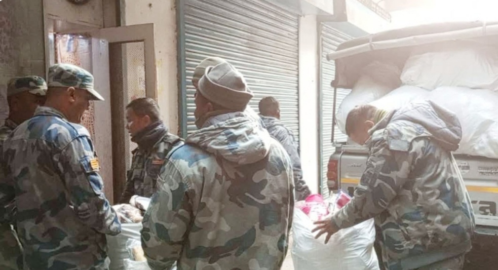 शिवम ईम्पोरियममा सशस्त्र प्रहरीको छापा, ३० लाख भन्द बढीको कपडा बरामद