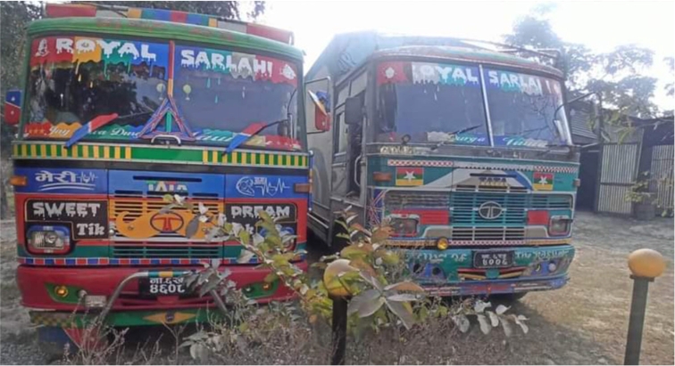 वीरगन्जबाट कपडासहित दुई ट्रक प्रहरी नियन्त्रणमा ।