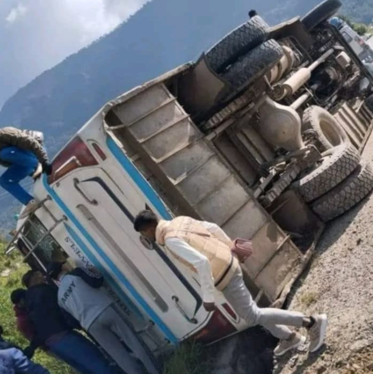 ओखलढुङ्गा जाँदै गरेको बस दोलखामा दुर्घटना, १५ यात्रु घाइते
