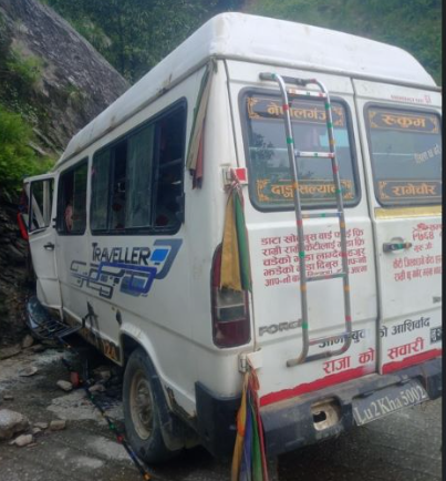 यात्रुवहाक फोर्स गाडी सल्यानमा दुर्घटना : १६ जना घाइते