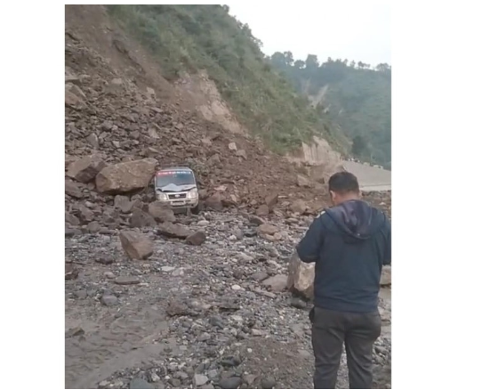 बीपी राजमार्गमा सुख्खा पहिरो खसेपछि सवारी साधनमा क्षति, यात्रा नगर्न आग्रह