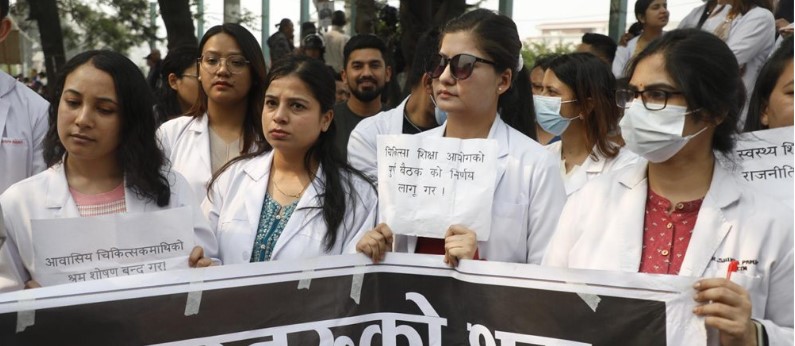 २ हजार बढी आवासीय चिकित्सक सडकमा, निर्वाह भत्ता माग्दा फेल गराइदिने धम्की