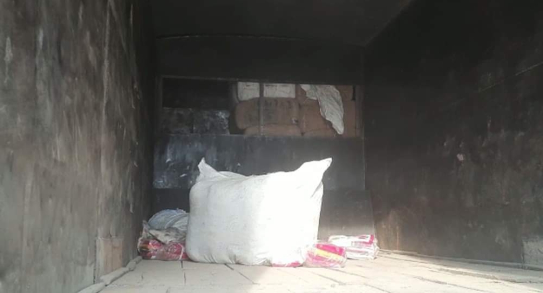 ट्रकबाट १२ लाख बराबरको कपडासहित चालक पक्राऊ।