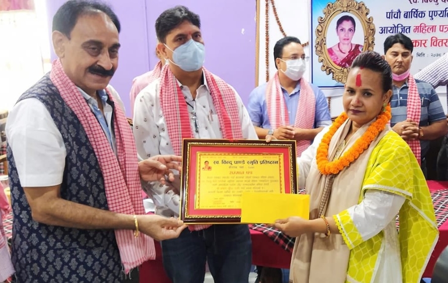 स्वः बिन्दु देवी पाण्डे पुरस्कारबाट अनिता कुँवर पुरस्कृत।