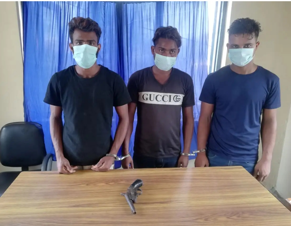 पर्सा प्रहरीद्वारा कटुवा पेस्तोलसहित ३ जना पक्राउ।