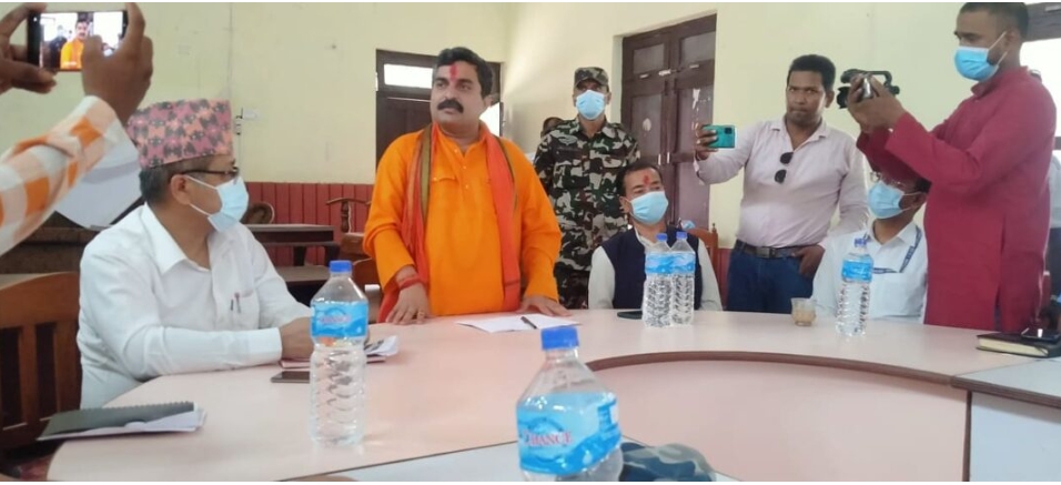 शान्ति सुरक्षा तथा कोरोना महामारी नियन्त्रण गर्न विगतमा गरिएका गतिविधिका बारेमा प्रदेश २ का प्रमुख डा.अहिराजले जानकारी लिँदै।