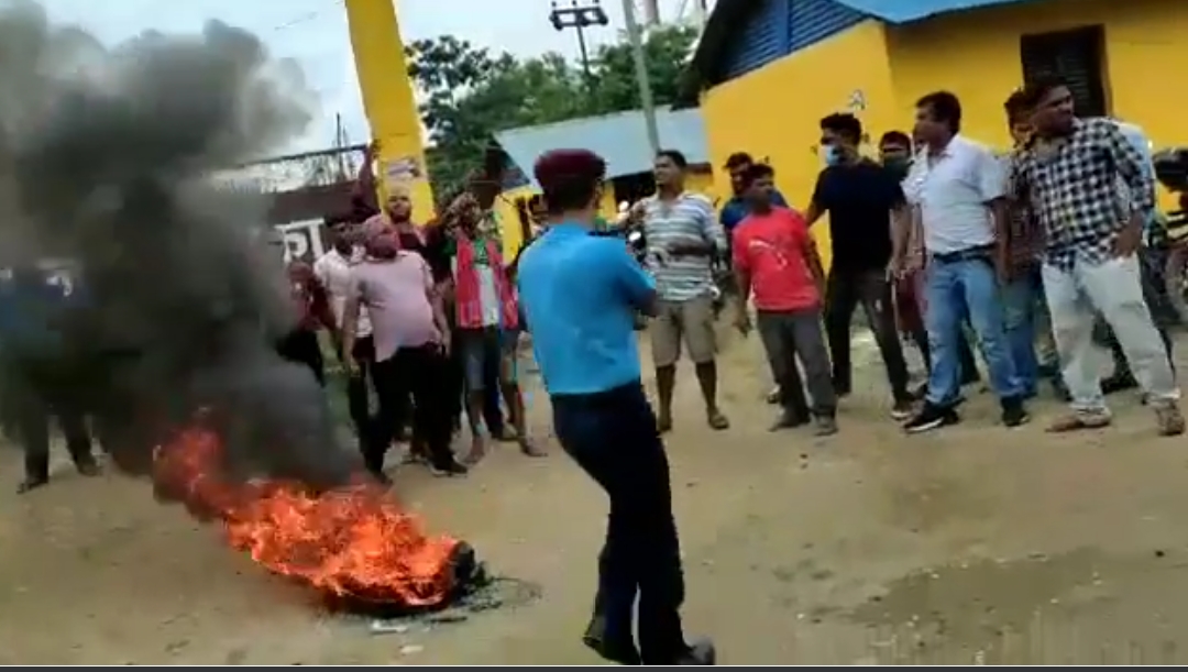 पोखरिया युवा समाजद्वारा नगरपालिका बिरुद्ध प्रदर्शन।