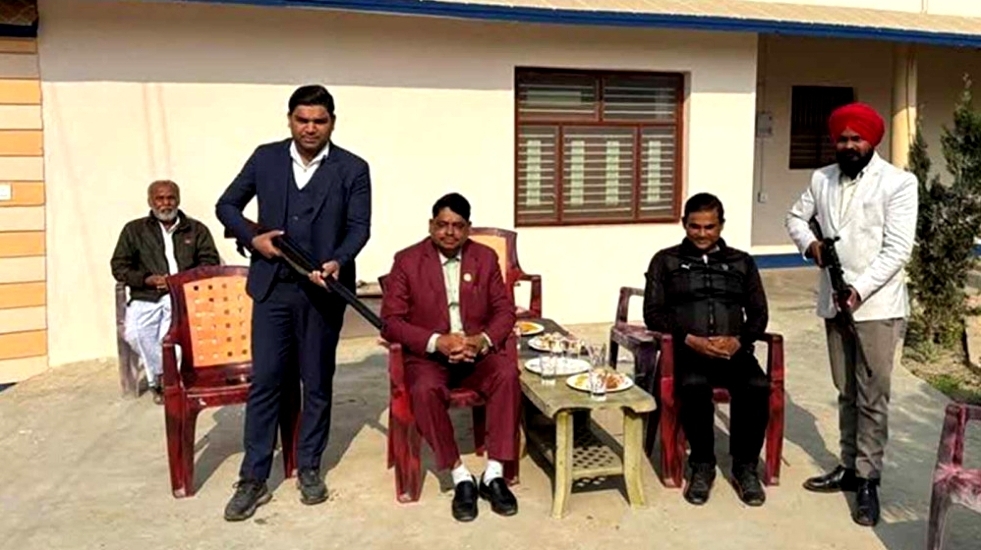 जनमतका पूर्व मन्त्री र नेताद्वारा बन्दुक प्रदर्शन ।