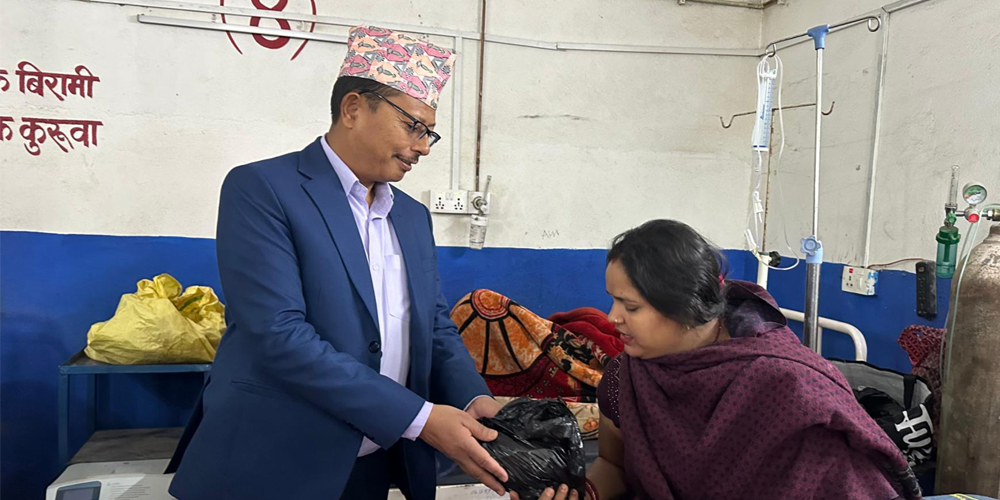 प्रजातन्त्र दिवसको अवसरमा बिरामीलाई फलफूल वितरण