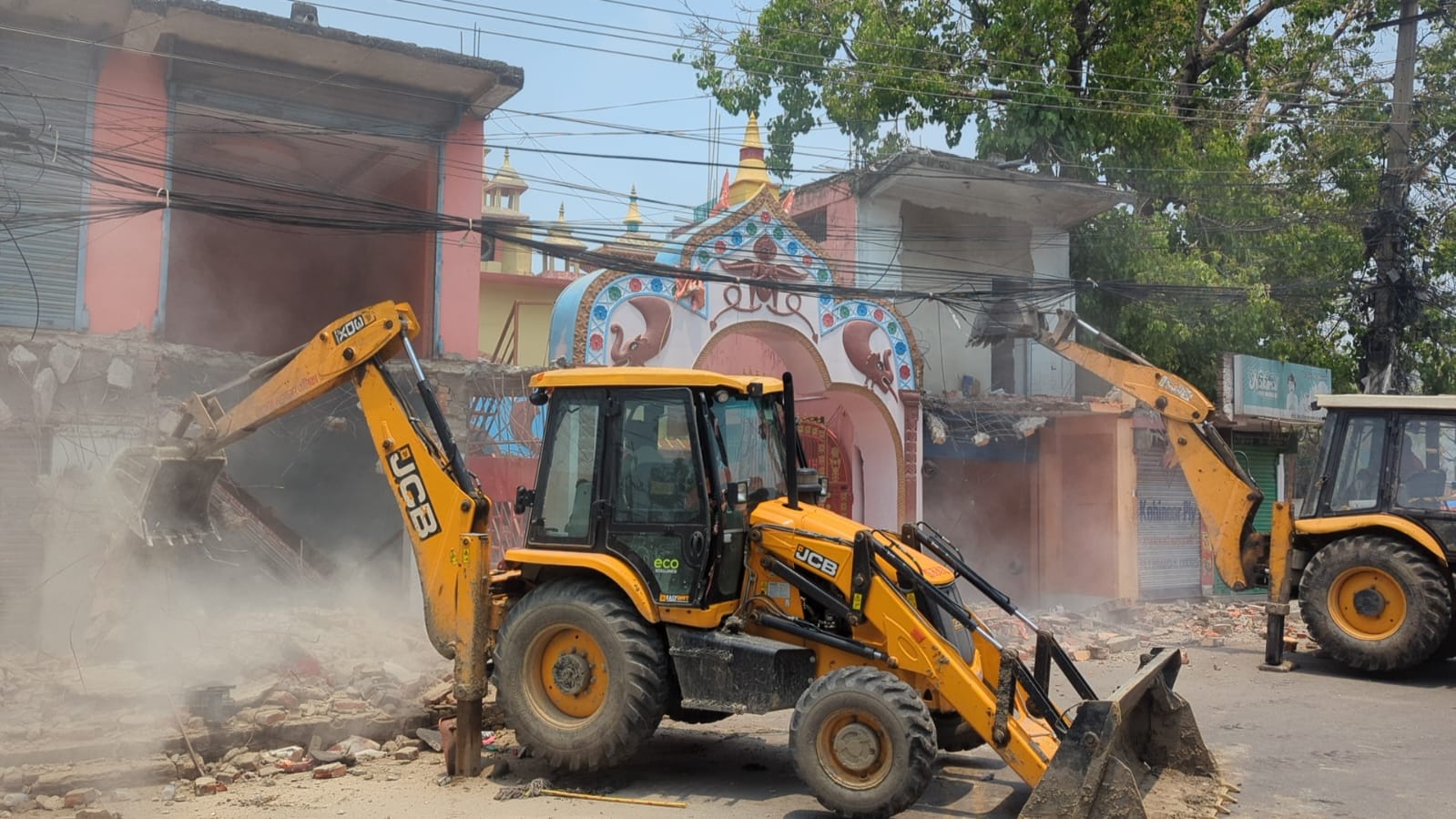 गीता मंदिर अगाडि रहेको सटरहरुमाथि विरगंज महानगरको चल्यो डोजर