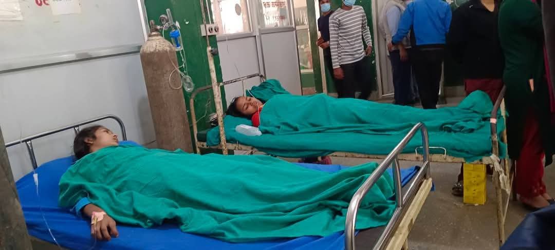श्री नेपाल राष्ट्रिय माध्यमिक विद्यालय कट्टी बलुवाका १६ जना विद्यार्थी अचानक बेहोस