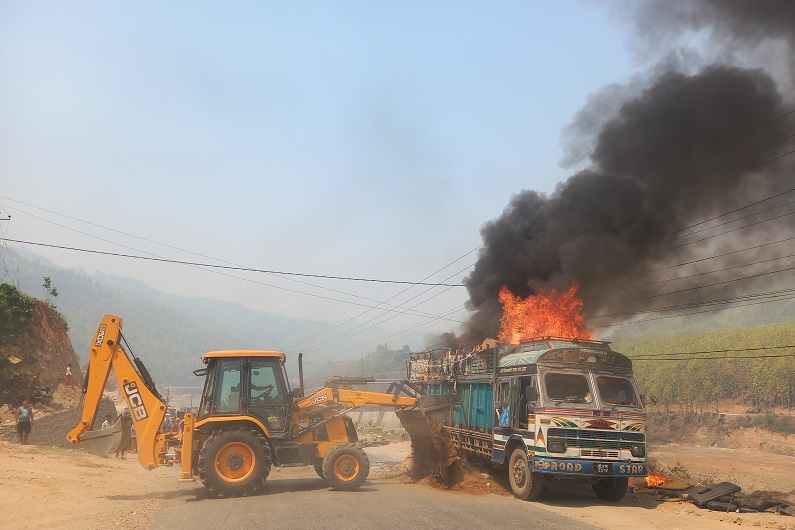 औषधिमा प्रयोग हुने केमिकल बोकेकाे ट्रकमा आगलागी