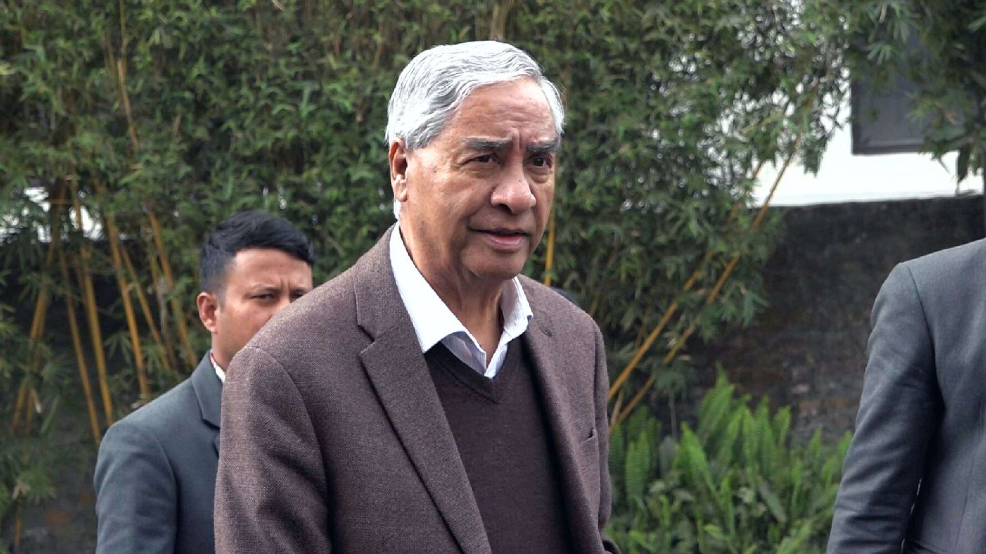 चुनावको मुखमा देउवा किन उडे सिंगापुर ?