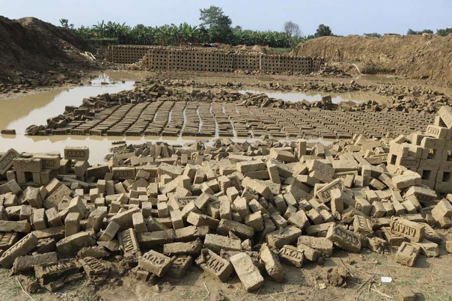 बेमौसमी वर्षाले ९ करोड बराबरको काँचो इँटामा क्षति