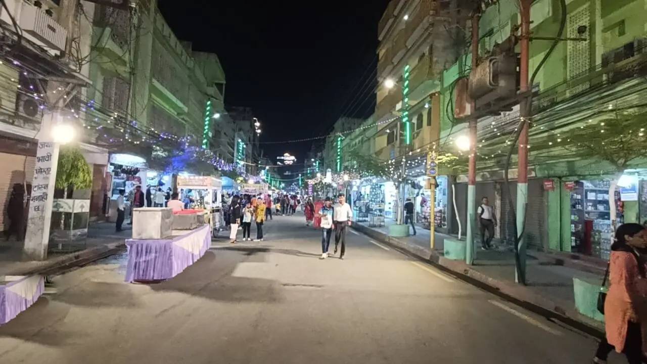 वीरगञ्जमा नयाँ वर्षको पूर्वसन्ध्यामा सुरू भयो ‘रात्रि बजार’