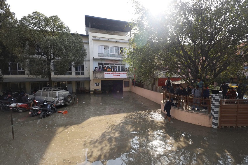 मेलम्चीको पाइप फुटेपछि काठमाण्डौको बबरमहल जलमग्न