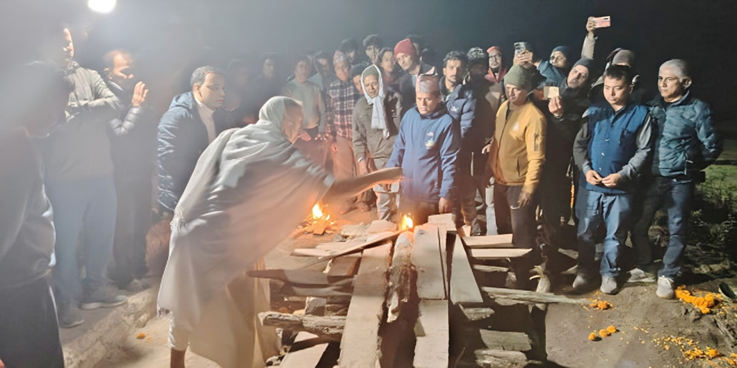 प्रकृति लम्सालको अन्तिम संस्कार, हजुरबुवाले दिए दागबत्ती
