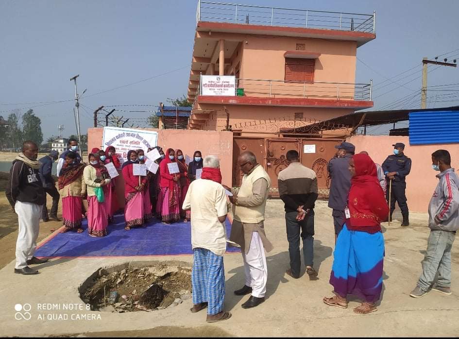 सरकारले तोके अनुसारको तलबको माग गर्दै लक्ष्मीपुर पतारी गाउँपालिकामा तालाबन्दी 