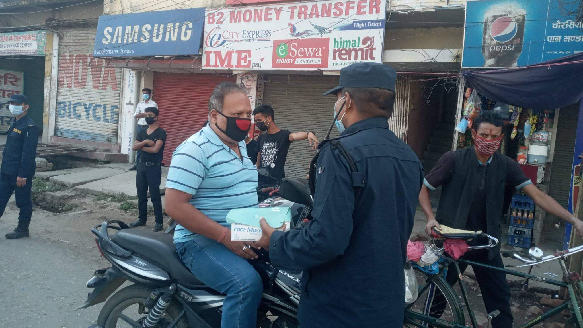 वीरगन्जमा माक्स नलगाई हिड्ने मानिसहरुलाई रु १०० को जरिवाना।