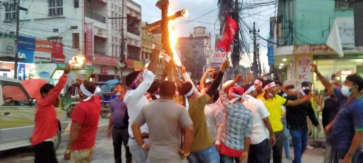 ओलीनिकट युवासंघद्वारा वीरगन्जमा प्रधानन्यायाधीश चोलेन्द्रशम्शेर जबराको पुत्ला दहनसहित मसला जुलुस ।