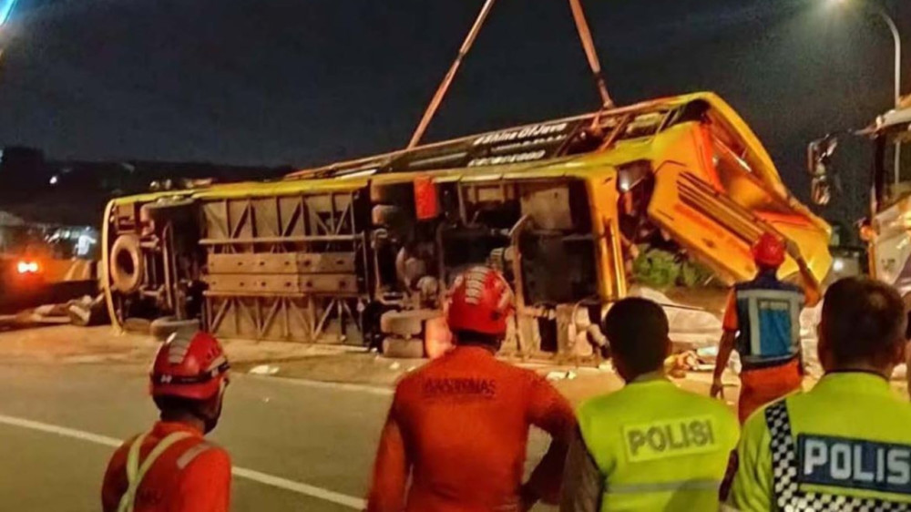 इन्डोनेसिया बस दुर्घटना, कम्तिमा १६ जनाको मृत्यु