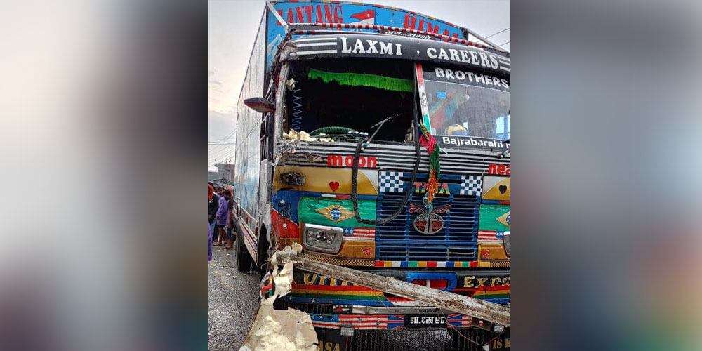 मिनी ट्रक र कन्टेनर ठोक्किँदा चालक घाइते