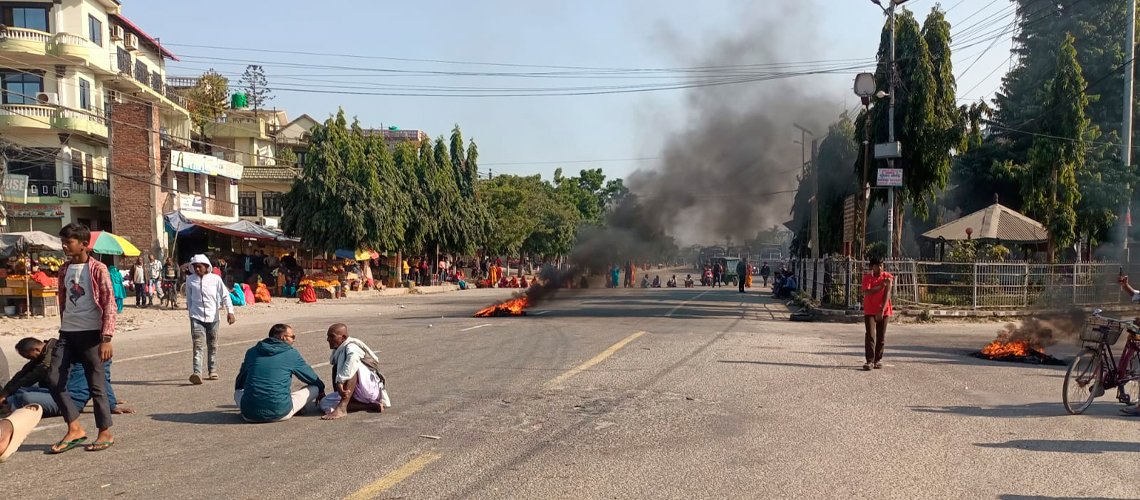 दुर्घटनामा चालकको मृत्यु भएपछि रौतहटको चपुरमा राजमार्ग अवरुद्ध (तस्बिरहरू)