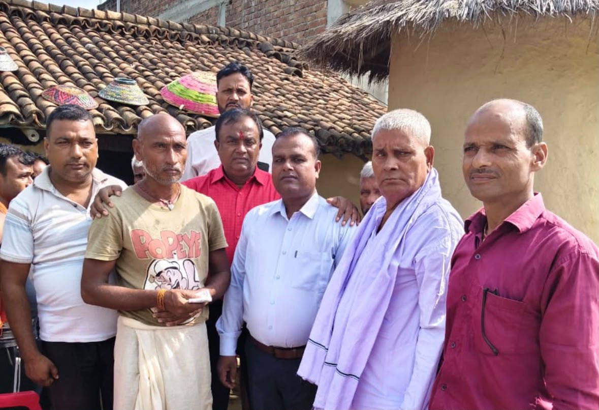 बेपत्ता विकास बर्णवालका परिवारलाई पूर्व गाउँपालिका अध्यक्ष चौरसियाद्वारा आर्थिक तथा खाद्यान्न सहयोग
