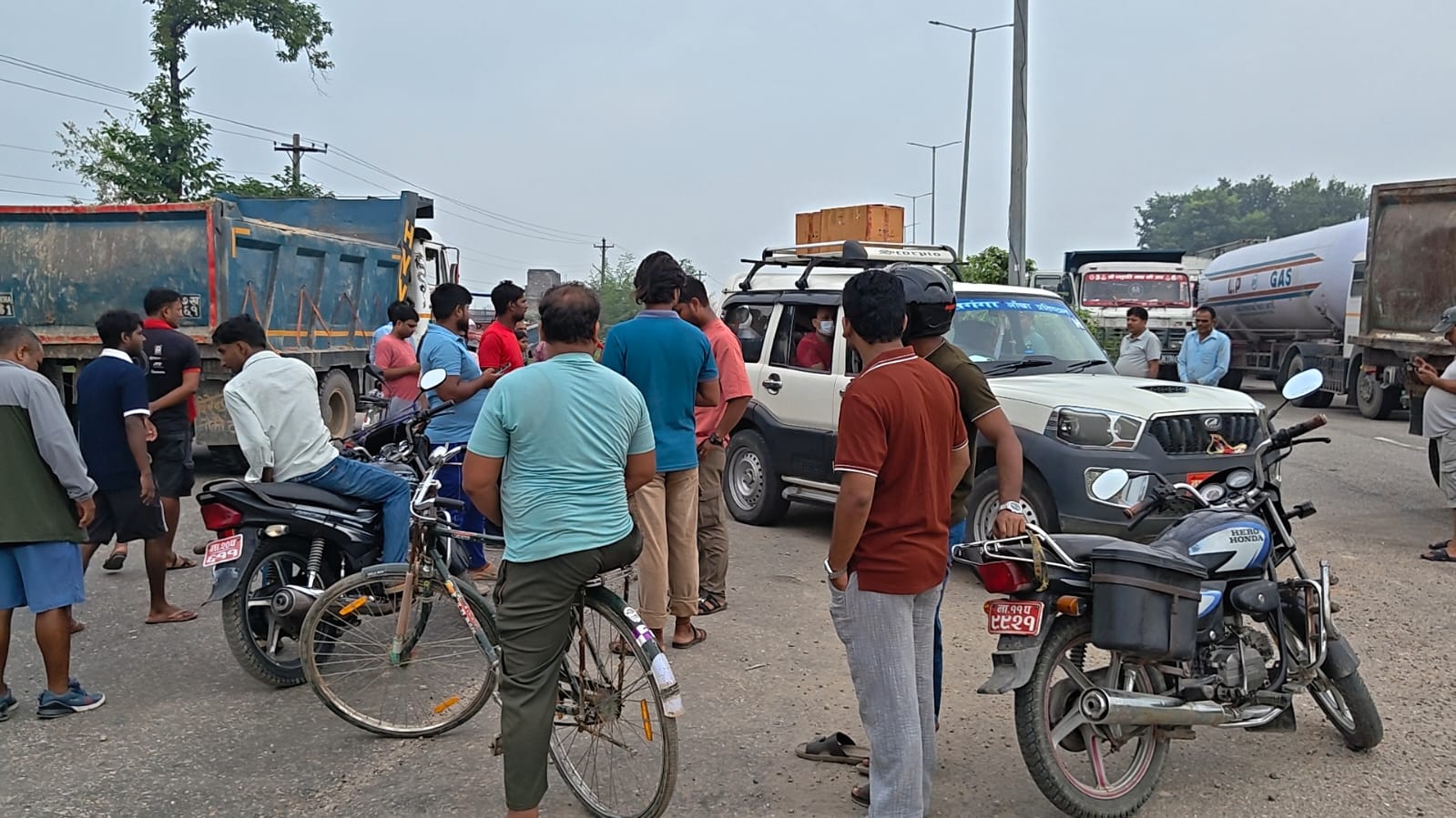 बहुअरीमा जीर्ण सडकविरुद्ध स्थानीयको विरोध, ३० मिनेट सडक जाम